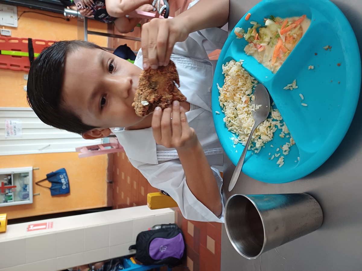Niños sonriendo en el comedor de Girón