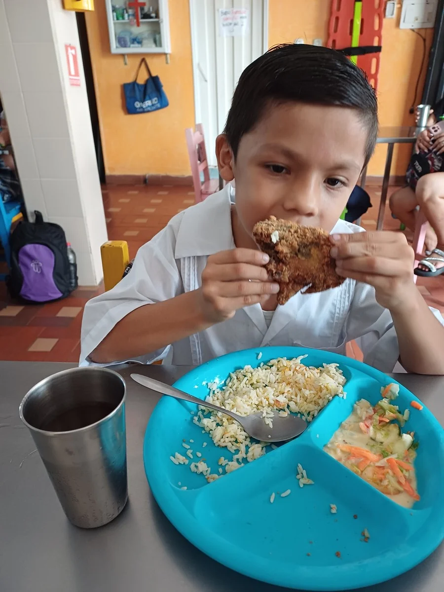 Niños sonriendo en el comedor de Girón