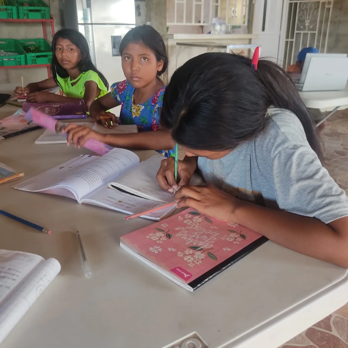 Comunidad recibiendo ayuda